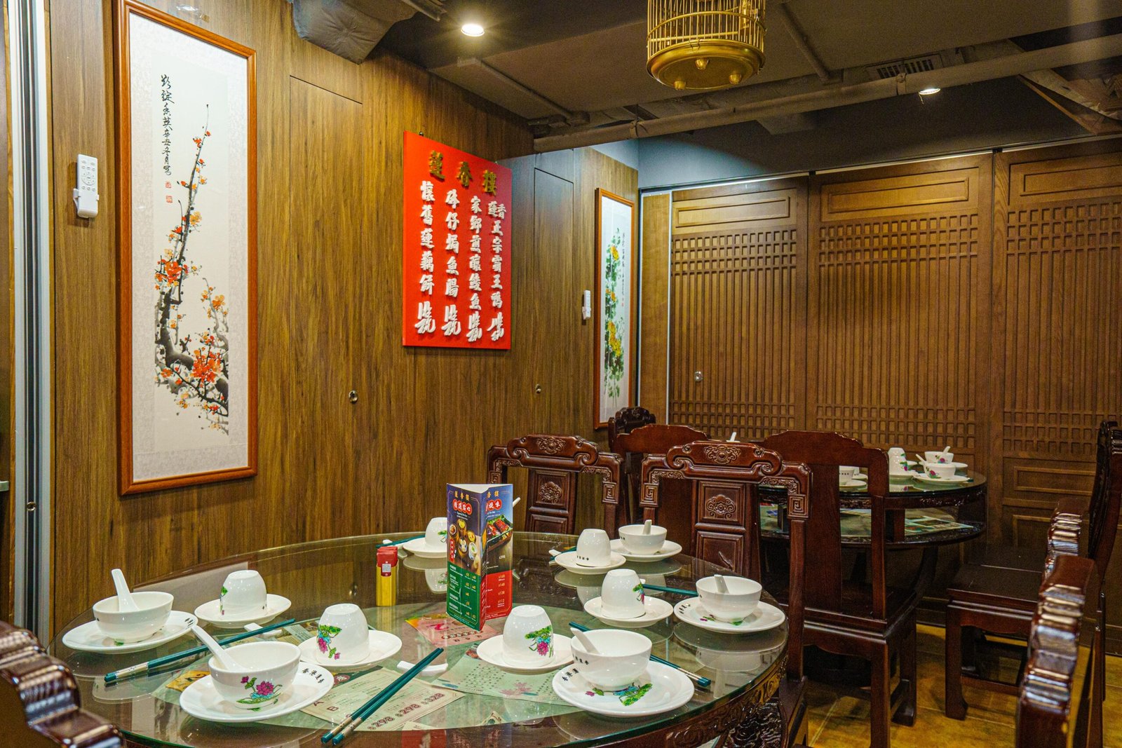 蓮香樓內熱鬧的飲茶情景